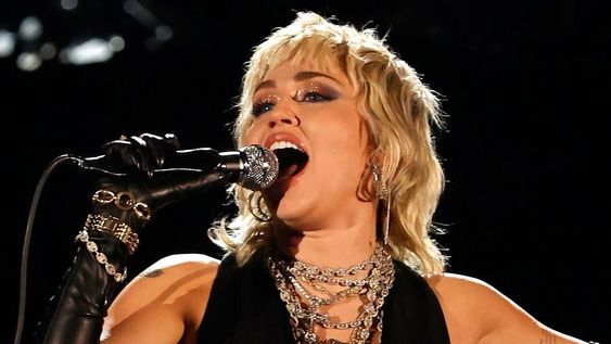 Miley Cyrus homenajeó a Queen con dos covers y ¡la rompió!