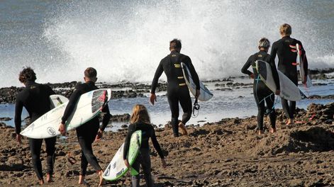 Los seis pro al agua. No quisieron dar precisiones del spot, pero está entre Necochea y San Cayetano, dijeron. / Gentileza.