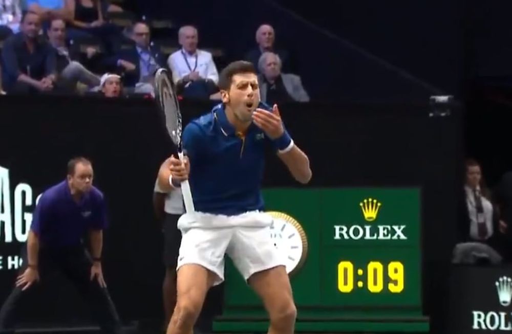 Djokovic le dio un pelotazo a su compañero Federer en dobles y se quiso morir