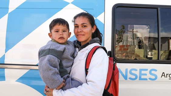 La AUH aumenta en mayo y mantiene la retención del 20% mensual. La AUH aumenta en mayo y mantiene la retención del 20% mensual.