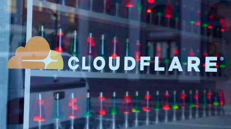 Cloudflare confirmó que su caída global se originó por un cambio en los permisos de una base de datos que generó un archivo duplicado clave para su sistema antibots.