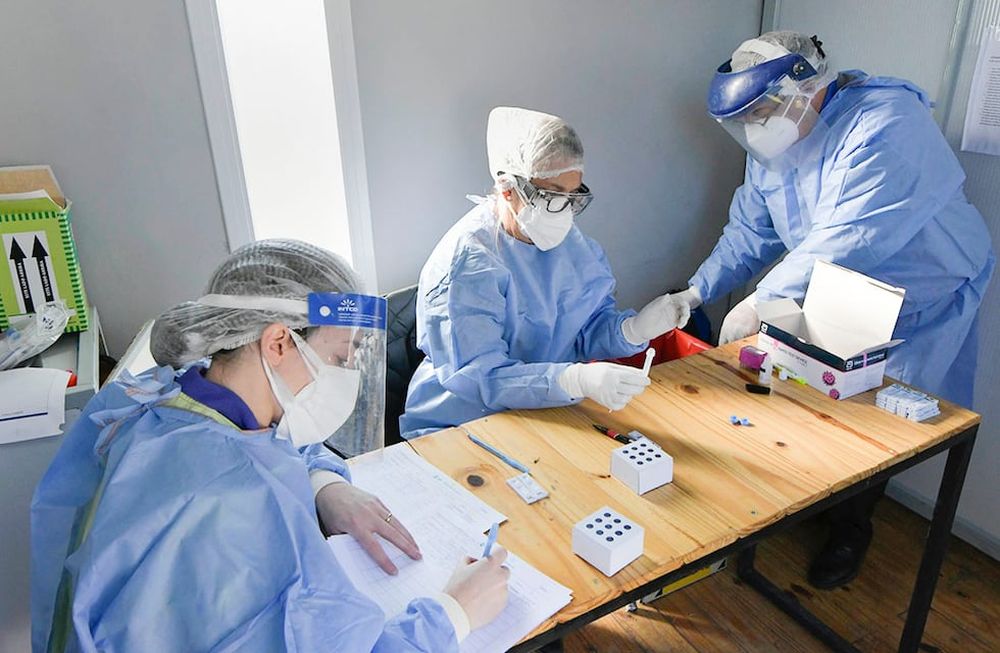 Desde la provincia aclararon que no se trata de una demora, sino de un trabajo bioestadístico que repasa los datos de seguimiento de casos y decesos. Foto: Orlando Pelichotti / Los Andes