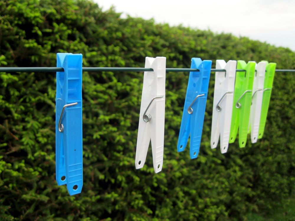 Reciclaje guardá los broches de ropa viejos y transformalos en un increíble adorno para tu hogar