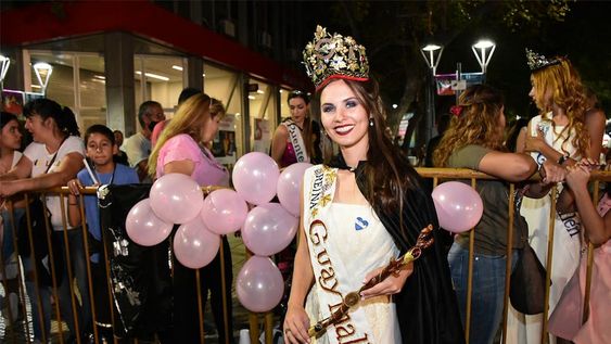 Julieta Lonigro, apodada “la reina blue”, fue electa en una vendimia paralela en Maipú pero no fue reconocida por el municipio. Foto: Mariana Villa / Los Andes