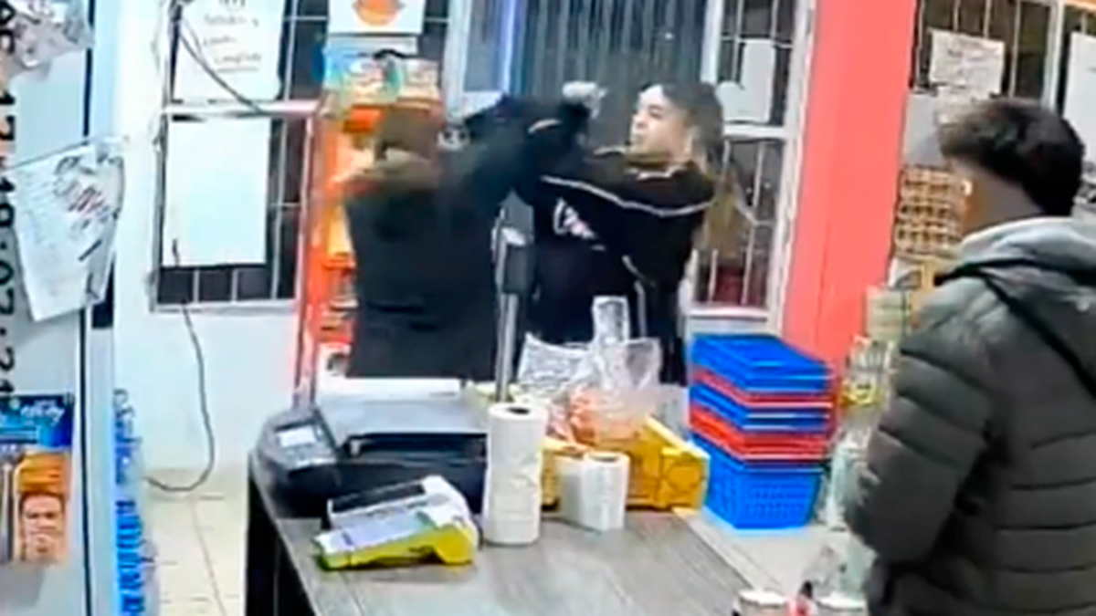 Neuquén: una discusión entre una clienta y una cajera terminó en una brutal pelea