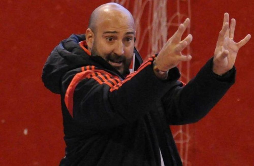 Actualmente, Martín Gabriel Castro es el entrenador de la Primera División de vóleibol femenino de River. Pero los abusos habrían sido cometidos cuando era técnico de Vélez Sarsfield.