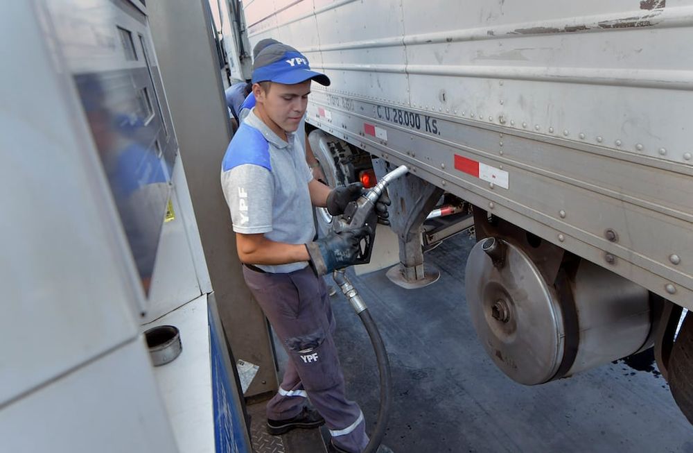 YPF informó que, no habrá dificultades en el abastecimiento para los consumidores del canal mayorista. Foto: Orlando Pelichotti / Los Andes