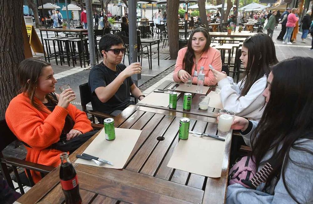Cómo estará el tiempo el fin de semana XXL y el Día de la Madre, cuando se espera mucho movimiento turístico. Jóvenes de Santiago de Chile en la Peatonal SarmientoFoto: José Gutierrez / Los Andes