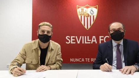 Gómez jugará en el Sevilla por tres años y medio.