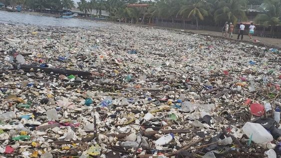 Imágenes impactantes: Toneladas de basura llegaron a la orilla de las playas de Honduras