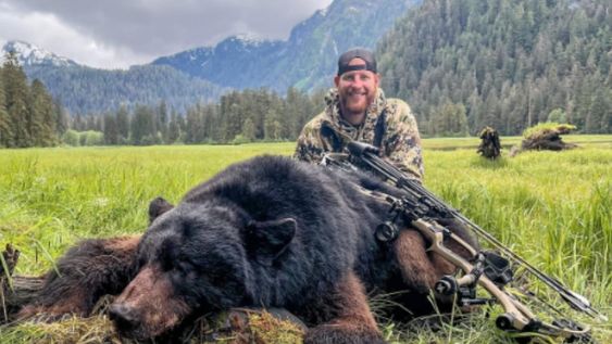 Tras causar controversia con las imágenes, el futbolista compartió un crudo video en el que muestra cómo cazaron al oso negro. Foto: Carson Wentz / Instagram