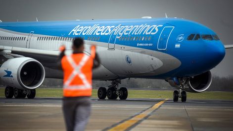 Un avión de Aerolíneas aterrizó de emergencia en Ezeiza por problemas en un motor.