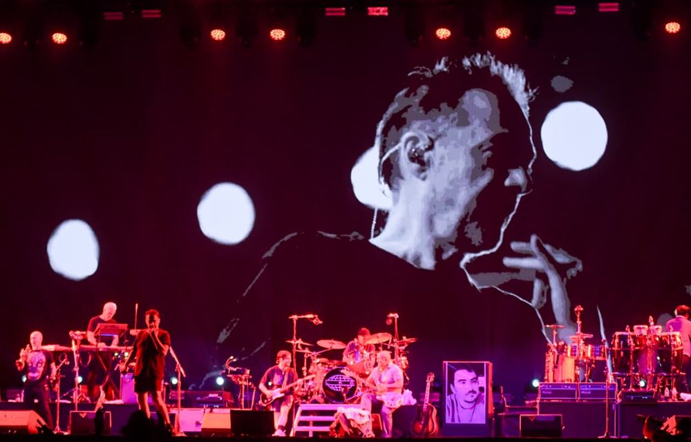 “Qué alegría inconmensurable poder volver a este escenario después de tanto tiempo. Somos muy felices”, exclamó el cantante de la banda, mientras el fervor de la gente silenciaba su voz.