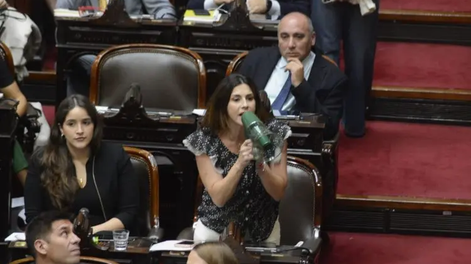 Marcela Pagano sacó un megáfono en plena sesión de Diputados y apuntó contra Martín Menem.