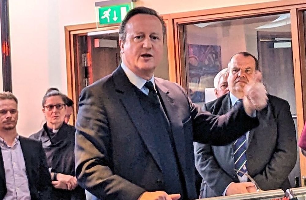 El Secretario de Relaciones Exteriores David Cameron se dirigió en una recepción comunitaria en las Islas Malvinas, recordando los 11 años desde la votación definitiva de los isleños donde eligieron seguir siendo parte de Gran Bretaña.