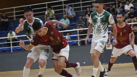 Los Andes | Disputado. Tomás Civelli (11) aguanta la pelota ante la marca de Dodds (10) y Gaitán (14), mientras Gustavo Álvarez (8) completa la acción. Mendoza clasificó a cuartos de final. / Gentileza Prensa Argentino A