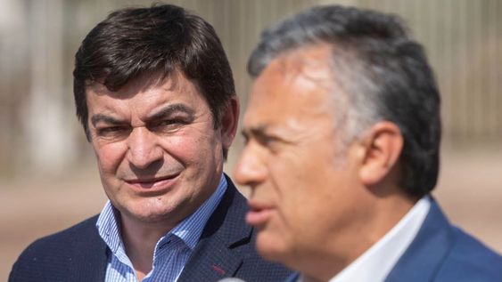 Alfredo Cornejo y Omar de Marchi, quien aparece como su principal competidor para las elecciones PASO del 11 de junio.Foto: Ignacio Blanco / Los Andes