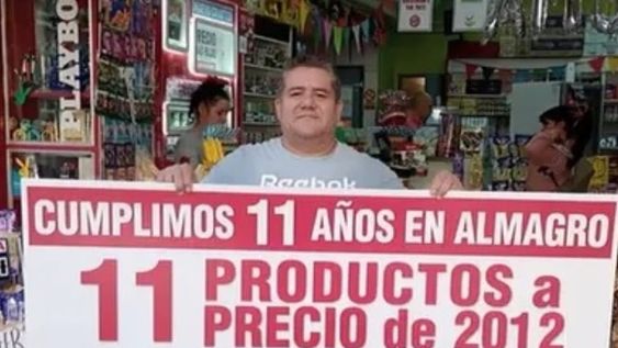 Con tan solo un billete de 20 pesos, los clientes podrán comprar un súper pancho o cinco golosinas diferentes. Foto: Claudio Páez / Redes