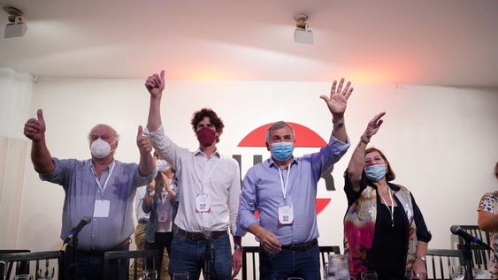 Los nuevos representantes del Plenario Constitutivo del partido para la elección de sus autoridades periodo 2021-2023. Presidente Gerardo Morales, vicepresidente Martin Lousteau. Foto: Federico Lopez Claro