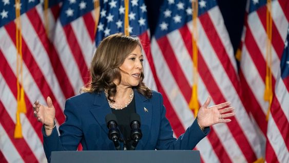 La vicepresidenta Kamala Harris hace campaña por la presidencia como posible candidata demócrata durante un acto en el West Allis Central High School el martes 23 de julio de 2024, en West Allis, Wisconsin. (AP Foto/Kayla Wolf)