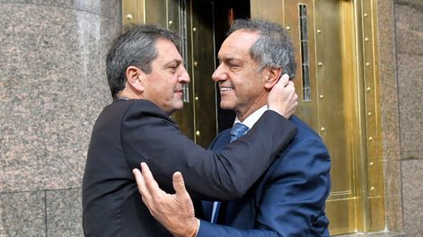Los Andes | El ministro de Economía, Sergio Massa, recibe en la explanada del Palacio de Hacienda al Embajador argentino en Brasil, Daniel Scioli. (Ministerio de Economía)