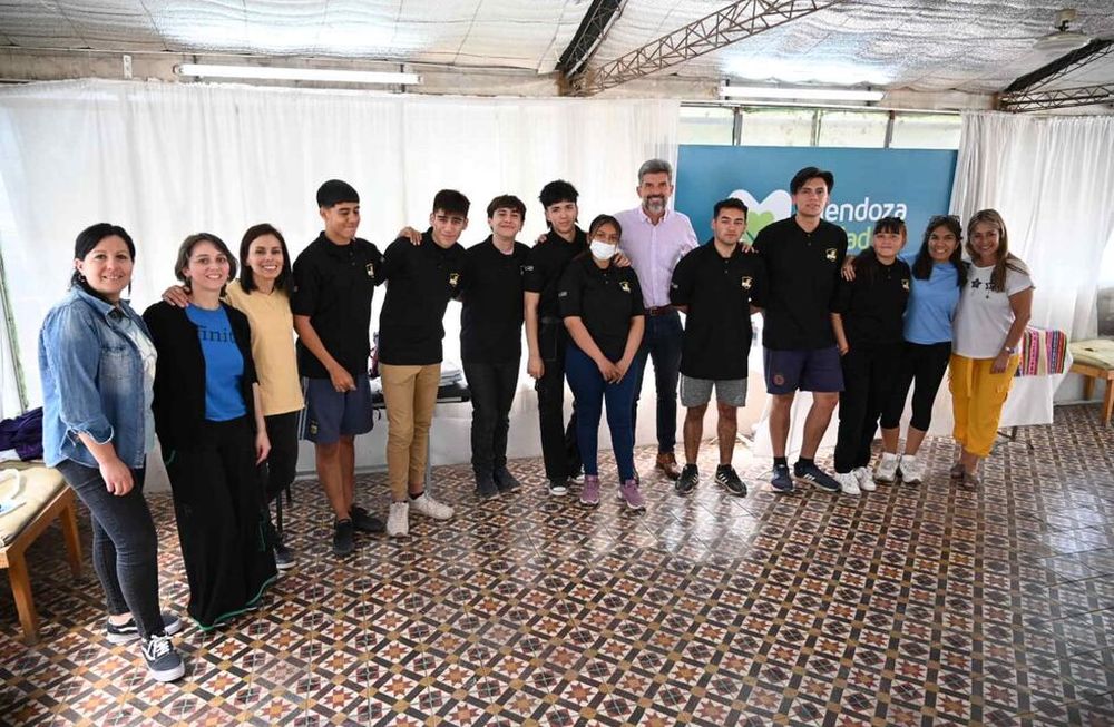 El Intendente entregó remeras de promoción a alumnos de la escuela Silvia Catallini