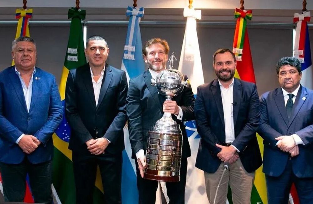 El presidente de la Conmebol, Alejandro Domínguez, junto a Juan Román Riquelme (Boca), y Mário Bittencourt (Fluminense), quienes estuvieron acompañados por los presidentes de la AFA, Claudio Tapia y la Confederación Brasileña de Fútbol, Ednaldo Rodrigues.