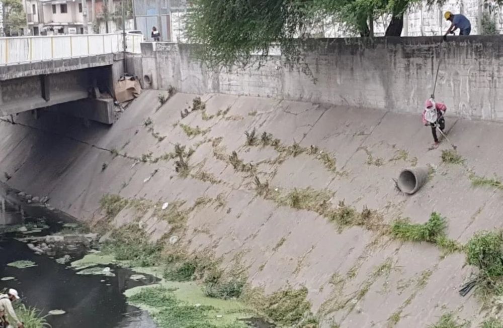 Un grupo de jóvenes estaba teniendo relaciones sexuales debajo del puente de un canal ubicado en la Ciudad de Salta.
