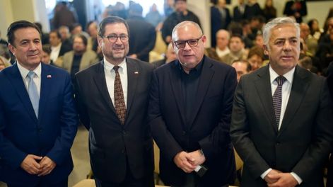 El gobernador Alfredo Cornejo, el ministro de Relaciones Exteriores de Chile, Francisco Pérez Mackenna, junto a autoridades del país trasandino en el evento Cordillera que une: Minería binacional y el Paso Los Libertadores como ejes de integración Chile-Argentina.