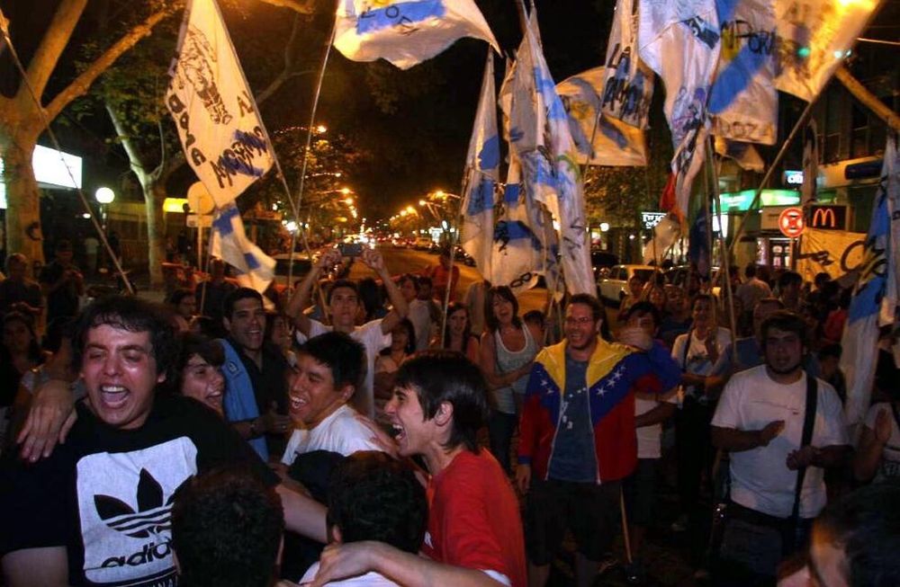 Homenaje de agrupaciones kirchneristas en Mendoza