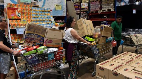 Los Andes | Compras en supermercados y mayoristas, mientras los argentinos adelantas sus compras los turistas se favorecen por el tipo de cambio. / Foto: Orlando Pelichotti