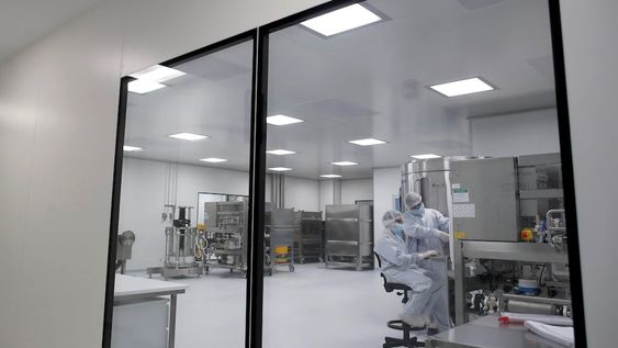 Personal de AstraZeneca trabaja en el desarrollo de la nueva vacuna. Durante el primer trimestre de 2021 comenzaría la inmunización en Latinoamérica.
