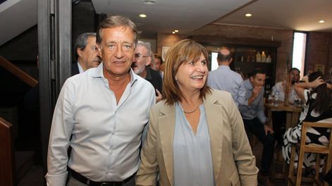 Rodolfo Suarez y Patricia Bullrich llegando al agasajo.