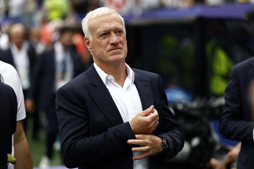 El entrenador de la Selección de Francia abandonó la concentración y viajó a Europa debido al fallecimiento de su madre este martes. 