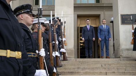 Luis Petri y el secretario de Defensa de Estados Unidos, Pete Hegseth.