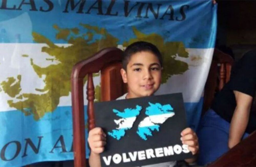 Thiago, el pequeño comodorense que pidió tener las Malvinas en el guardapolvo, prometió a la bandera junto a ex combatientes