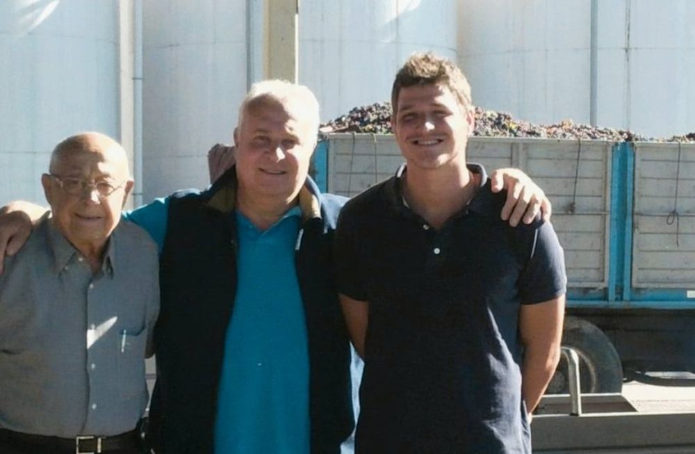 En el centro Jorge Falasco acompañado de su padre Haroldo y de su hijo Franco. - Twitter