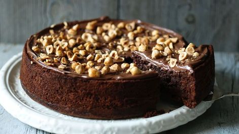 El equilibrio entre chocolate, crema y frutos secos convierten esta receta en una opción que combina sencillez y sabor.