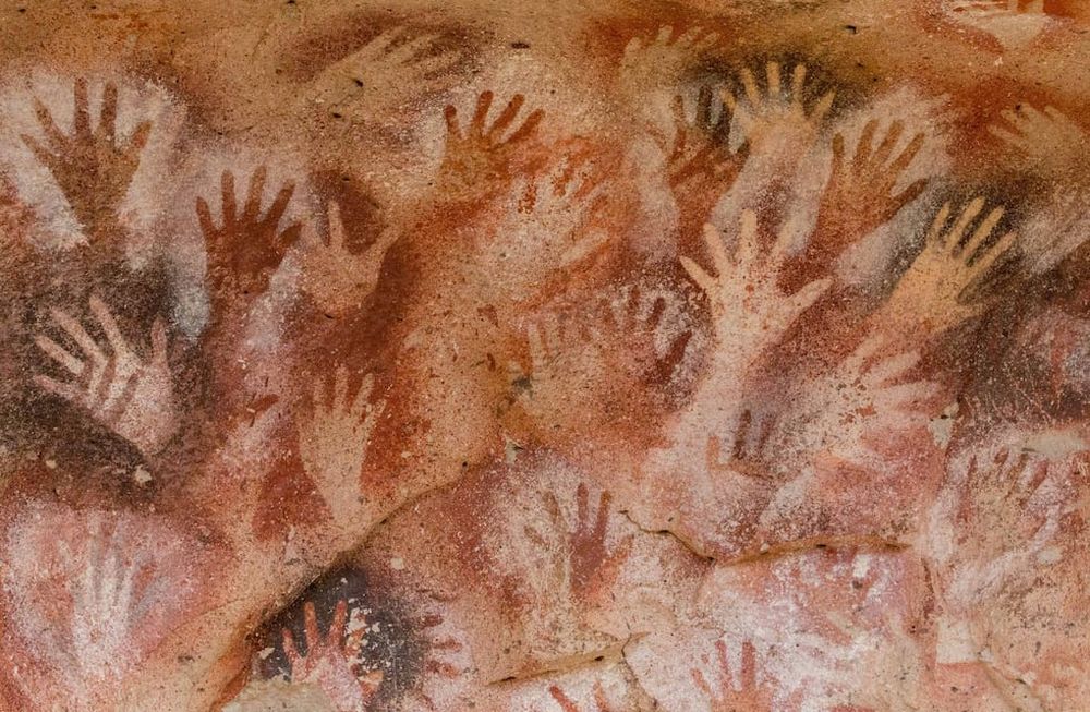 La cueva mide 170 metros de profundidad y en su interior fueron contabilizadas 829 imágenes, entre dibujos geométricos, escenas de caza, figuras solares y de animales.