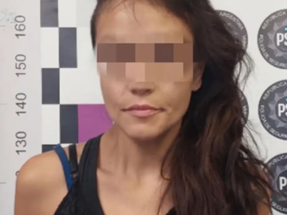 Claudia Vanesa Gerez estaba prófuga luego de haber sido condenada por el crimen de su ex pareja en enero de 2016. | Foto: Policía de Seguridad Aeroportuaria