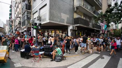 Una fila de más de una cuadra y media afuera de una librería en Once para comprar útiles escolares. - Gentileza / La Nación