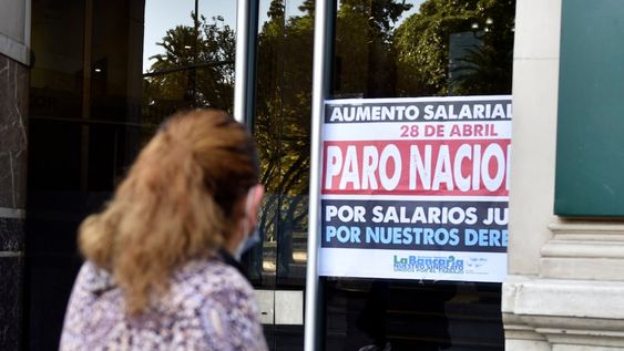 La semana pasada La Bancaria hizo un paro en las entidades públicas y privadas del país en reclamos de un mejor acuerdo salarial. Foto: Ramiro Pereyra