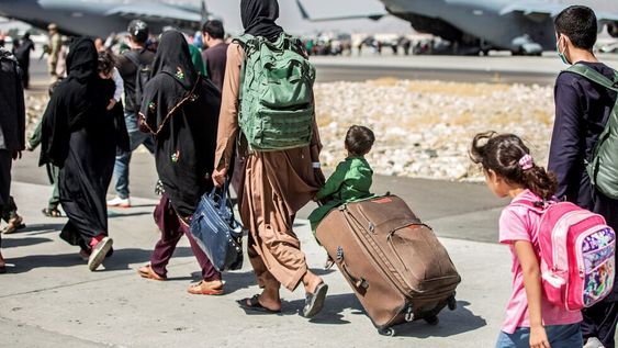 Los talibanes prohíben a las mujeres hacer viajes largos salvo que vayan acompañadas por un hombre. / Foto: AP