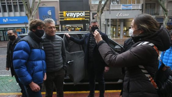 El ex presidente Mauricio Macri está en Mendoza y se quedará dos días. Presentó su libro, dio entrevistas y saludó a sus seguidores. Foto: Ignacio Blanco / Los Andes