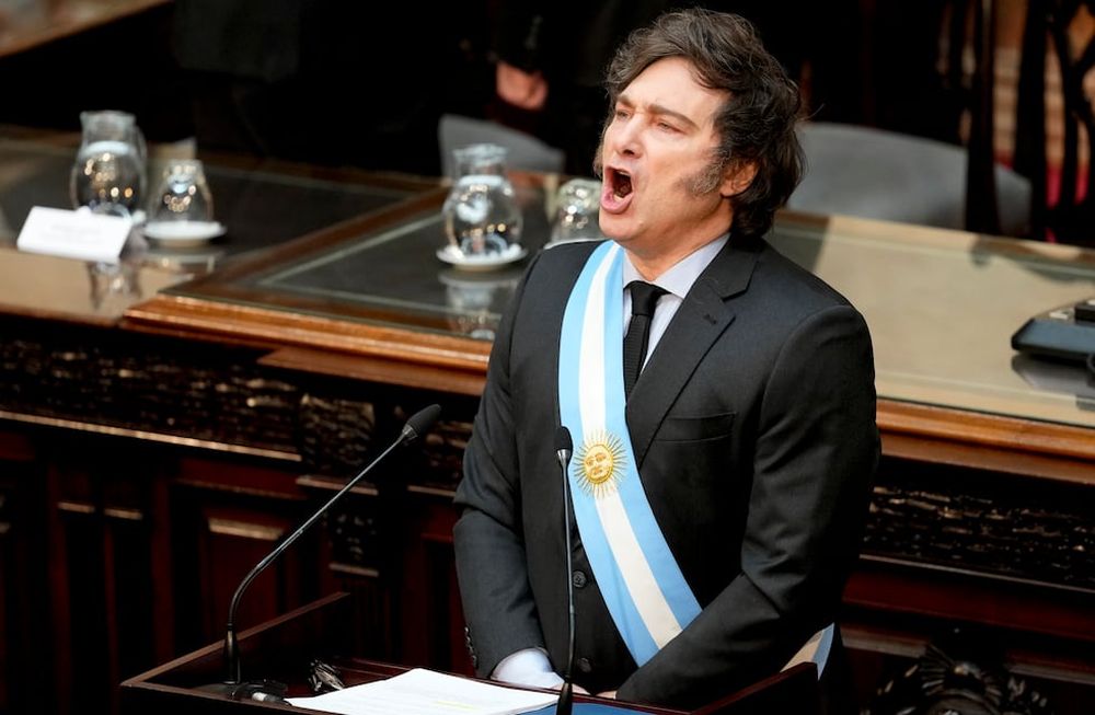 El presidente de Argentina, Javier Milei, canta el himno nacional en su comparecencia ante el Congreso para presentar el presupuesto de 2025 en Buenos Aires, Argentina, el domingo 15 de septiembre de 2024.  (AP Foto/Natacha Pisarenko)