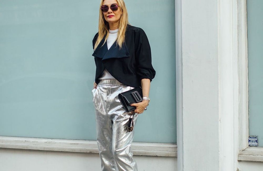 Tips: cómo llevar pantalones plateados para looks de día y de noche.