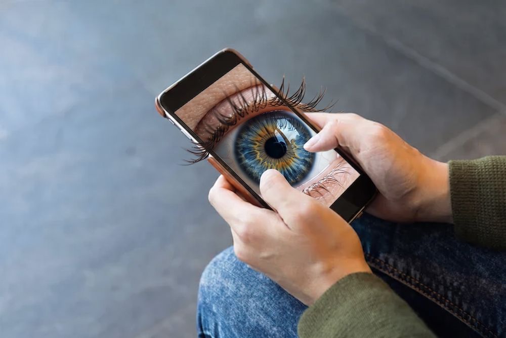 Aunque muchos creen que los teléfonos nos escuchan, la realidad muestra que el espionaje está en otros mecanismos y los usuarios somos en parte responsables de la fuga de datos personales.