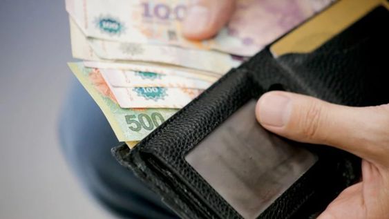 ¿Qué pasará con el aguinaldo? ¿Qué pasa si no excedo el sueldo bruto para pagar Ganancias pero, además, gano dinero como monotributista? (Imagen ilustrativa / Web)