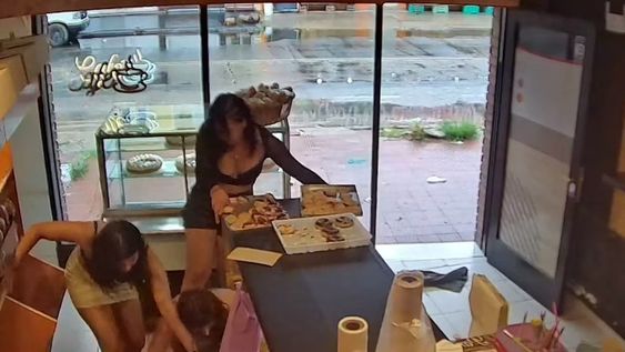 Las cámaras internas de la panadería registraron el momento en que una de las agresoras le arrebató el teléfono celular a la empleada tras golpearla.