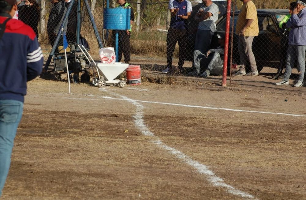 El partido en la cancha de Rodeo del Medio se suspendió por la incorrecta marcación del campo de juego, que lucía en un estado realmente deplorable. Foto: Prensa Gutiérrez.